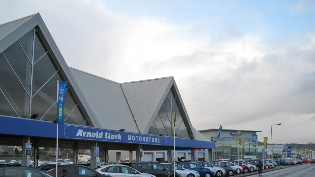 Voitures d’occasion alignées devant un point de vente automobile