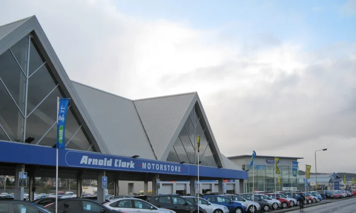 Voitures d’occasion alignées devant un point de vente automobile