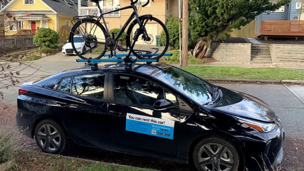 Vélo fixé sur le toit d’une voiture avec un porte-vélo