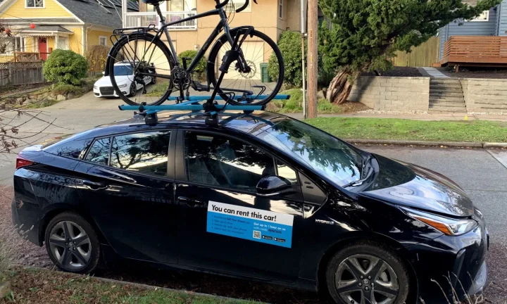 Vélo fixé sur le toit d’une voiture avec un porte-vélo