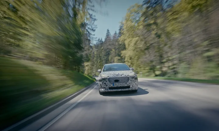 Prototype camouflé de l’Audi A2 e-tron photographié pendant ses essais routiers