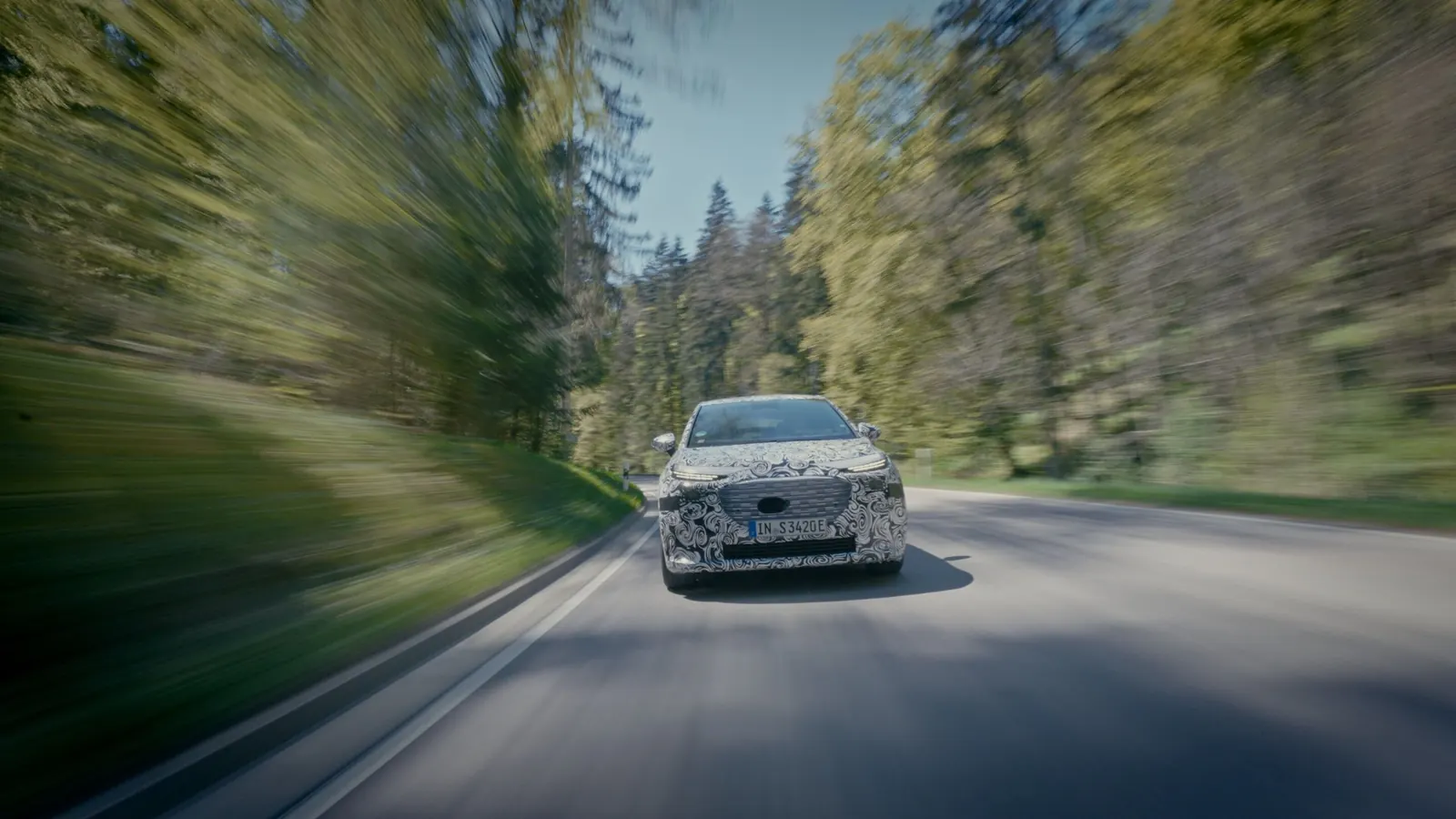 Prototype camouflé de l’Audi A2 e-tron photographié pendant ses essais routiers