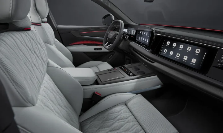 Habitacle officiel de l’Audi Q9 avec sièges avant et trois écrans