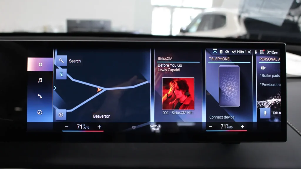 Écran central BMW iDrive affiché dans l’habitacle d’une BMW iX
