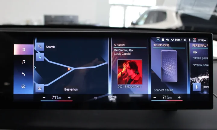 Écran central BMW iDrive affiché dans l’habitacle d’une BMW iX