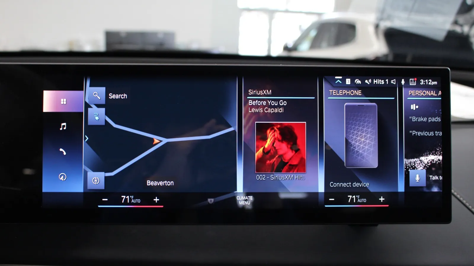 Écran central BMW iDrive affiché dans l’habitacle d’une BMW iX