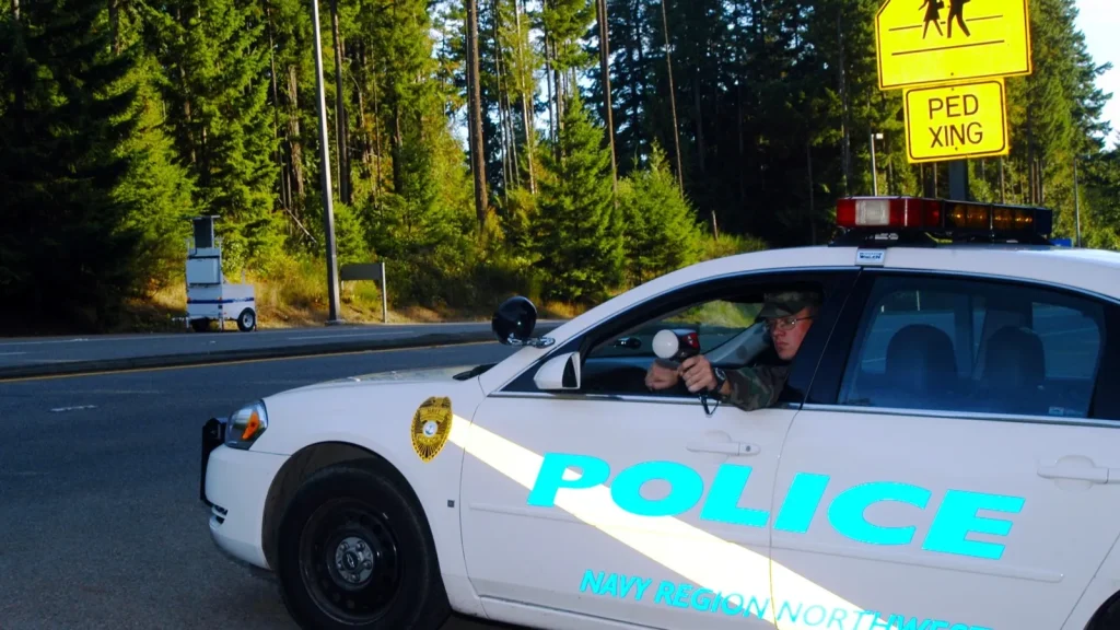 Policier effectuant un contrôle de vitesse au radar depuis un véhicule de service