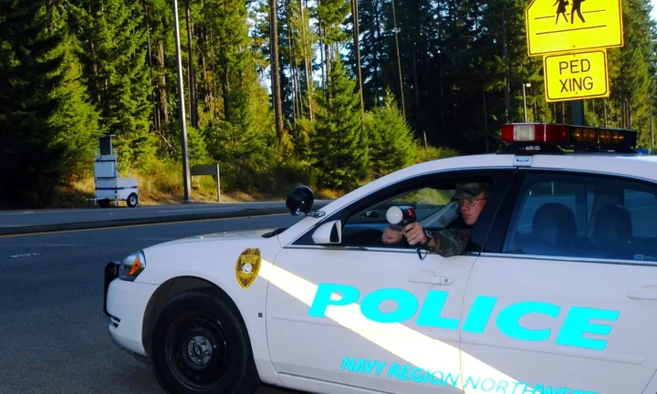 Policier effectuant un contrôle de vitesse au radar depuis un véhicule de service