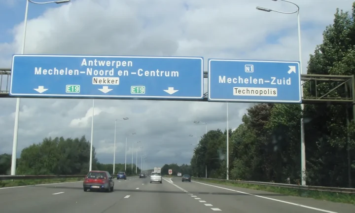 Circulation sur l’autoroute A1 belge près de Malines avec plusieurs voitures espacées