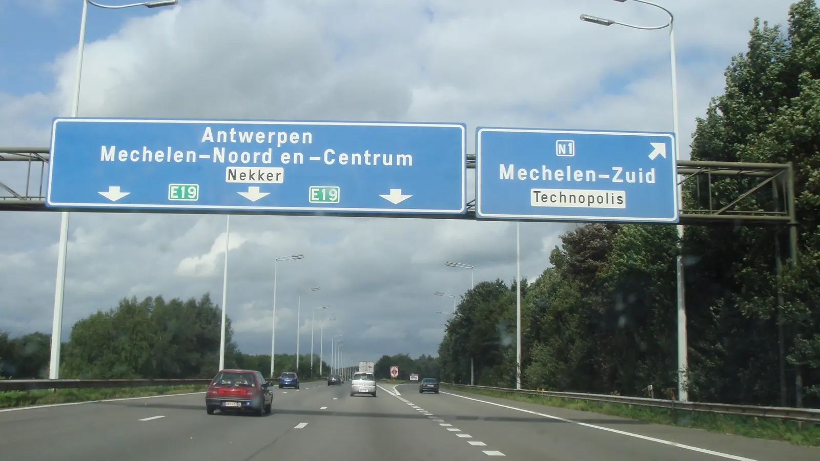 Circulation sur l’autoroute A1 belge près de Malines avec plusieurs voitures espacées