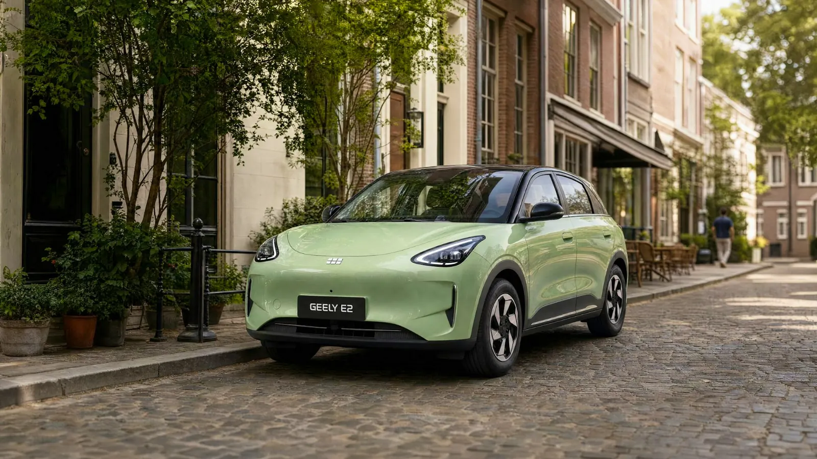 Geely E2 verte européenne photographiée sur une rue pavée