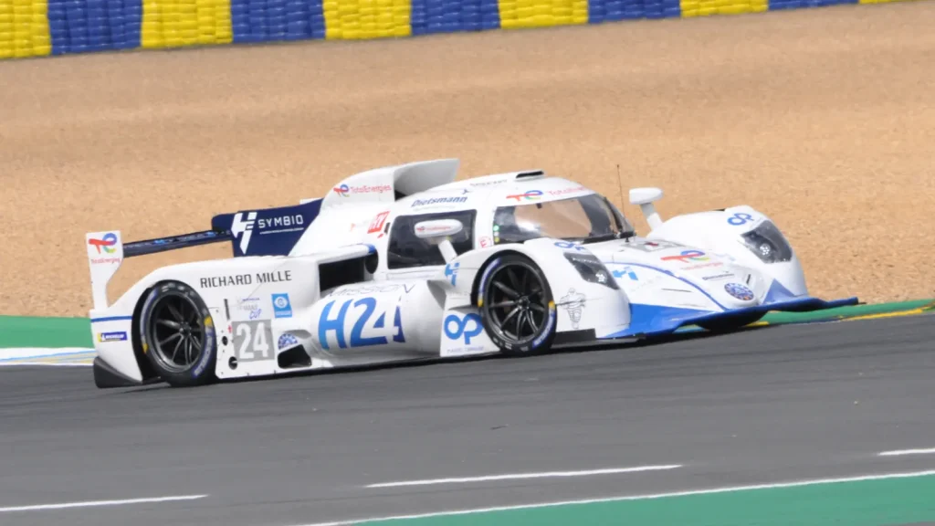 Prototype de course à hydrogène H24 photographié sur circuit