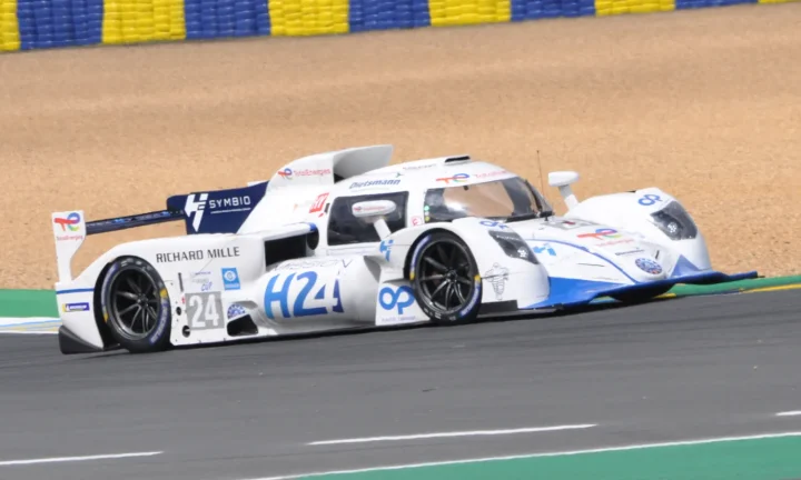 Prototype de course à hydrogène H24 photographié sur circuit