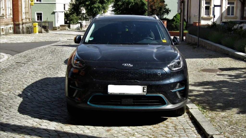 Kia e-Niro noir de première génération vu de face dans une rue