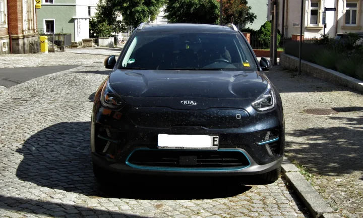 Kia e-Niro noir de première génération vu de face dans une rue