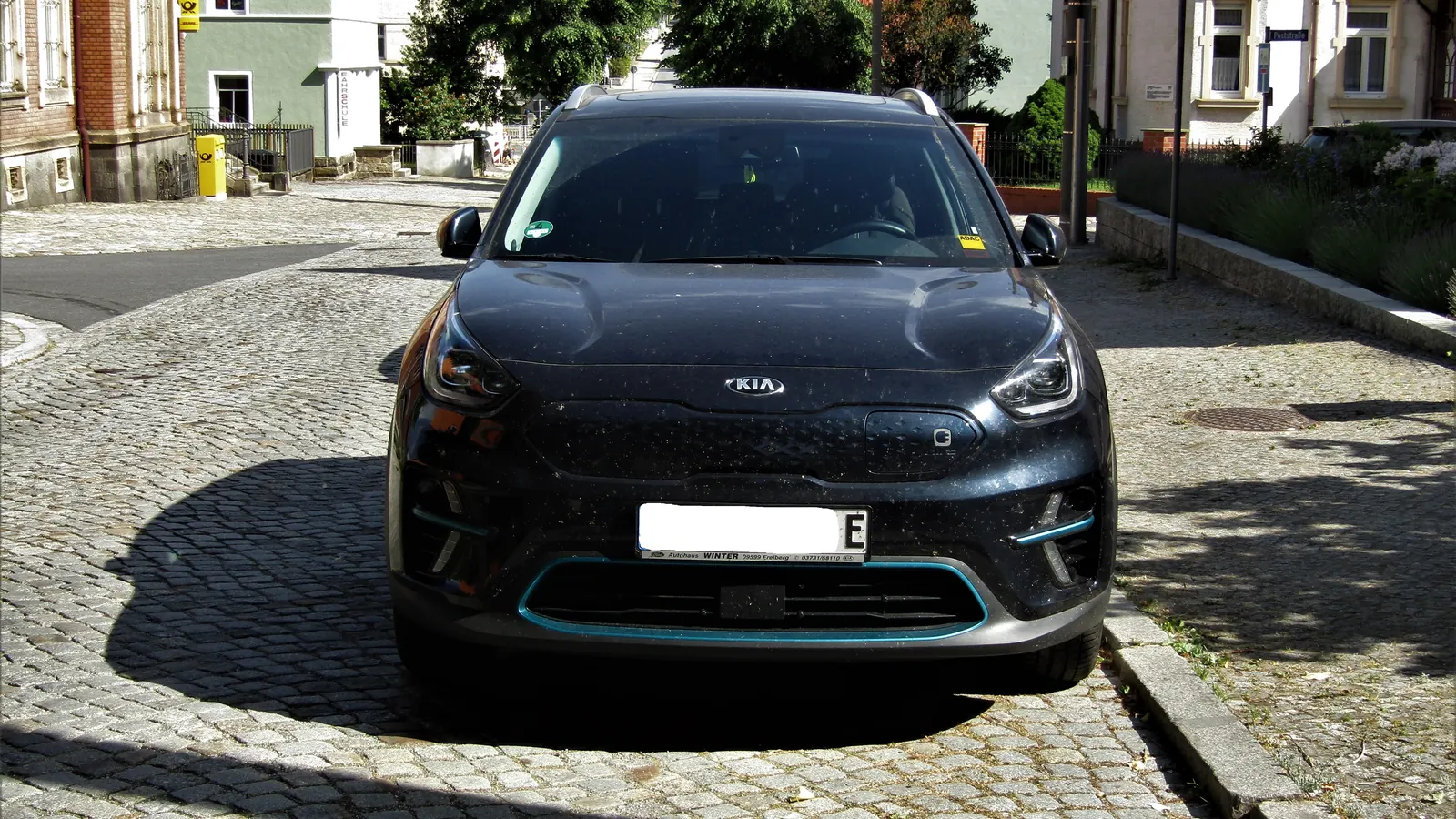 Kia e-Niro noir de première génération vu de face dans une rue