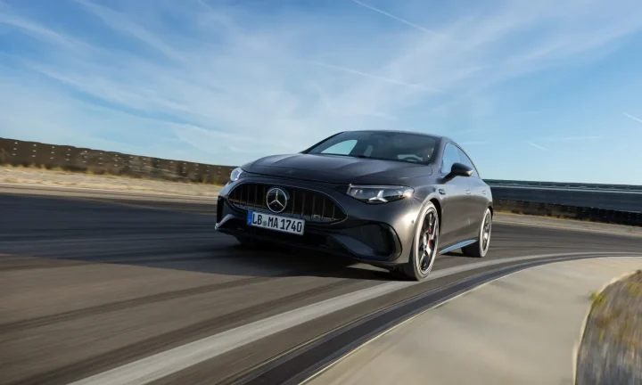 Mercedes-AMG CLA 45 4MATIC+ électrique photographiée sur circuit