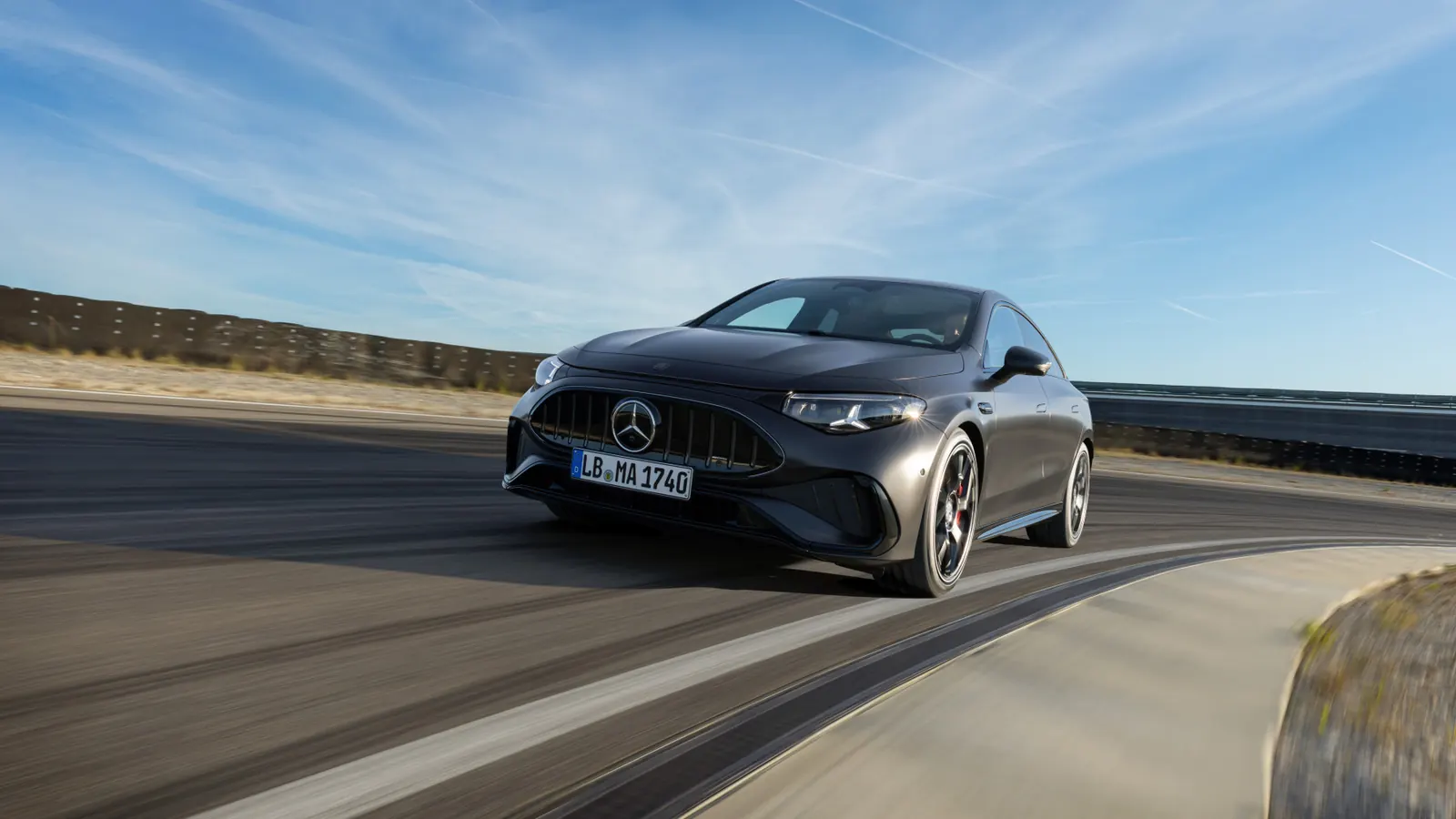 Mercedes-AMG CLA 45 4MATIC+ électrique photographiée sur circuit