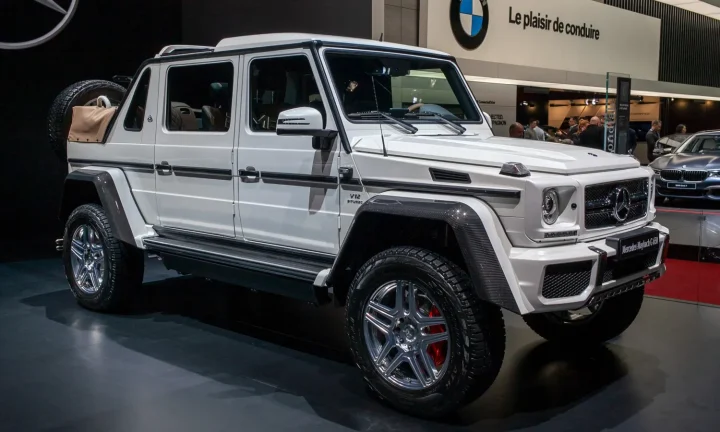 Mercedes-Maybach G 650 Landaulet blanc exposé au Salon de Genève