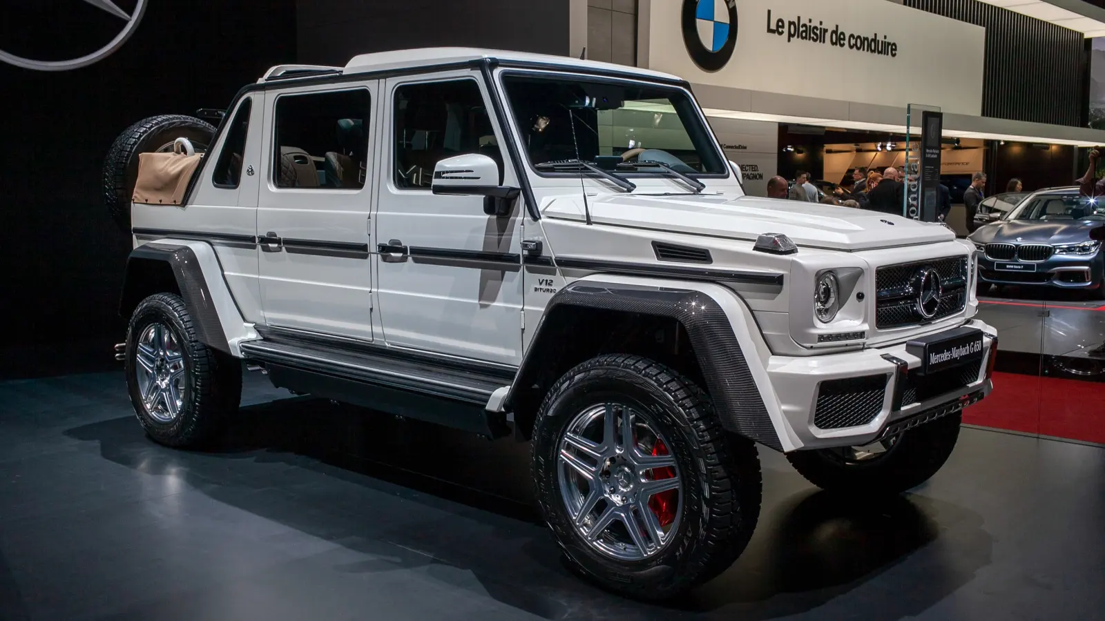 Mercedes-Maybach G 650 Landaulet blanc exposé au Salon de Genève