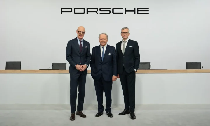 Michael Leiters avec Wolfgang Porsche et Jochen Breckner lors de l’assemblée générale Porsche 2026