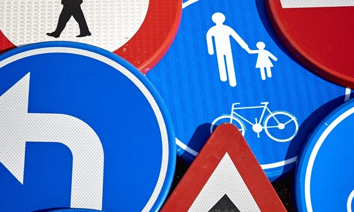 Ensemble de panneaux routiers belges photographiés avant leur installation