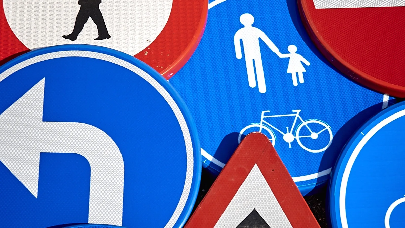 Ensemble de panneaux routiers belges photographiés avant leur installation