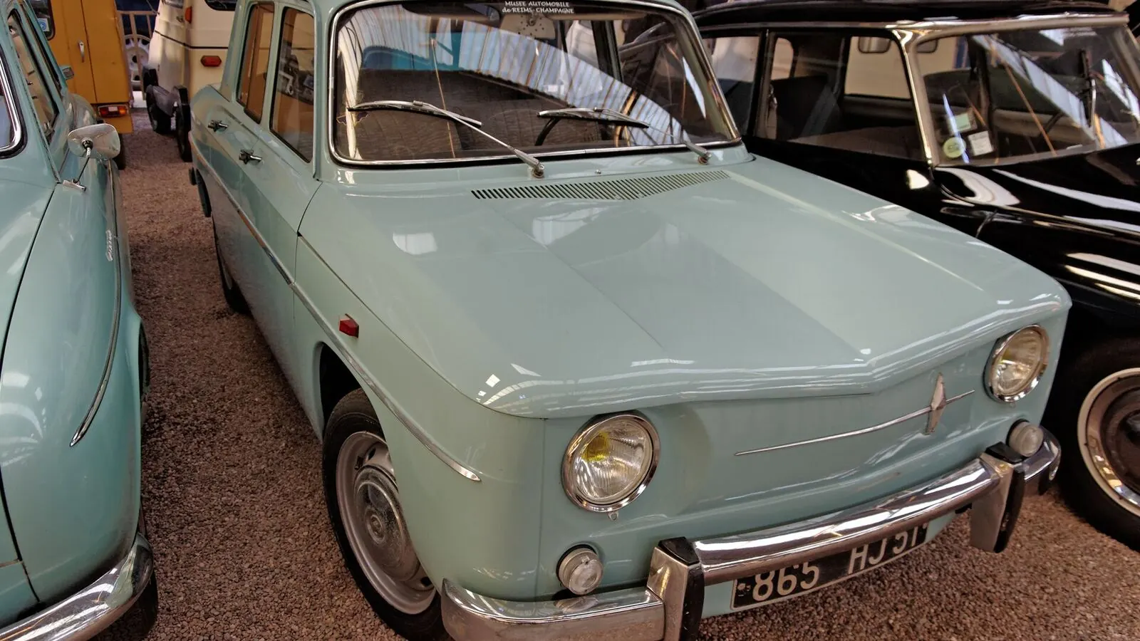 Voiture réelle photographiée en extérieur pour « À propos de VoitureBelgique.com »