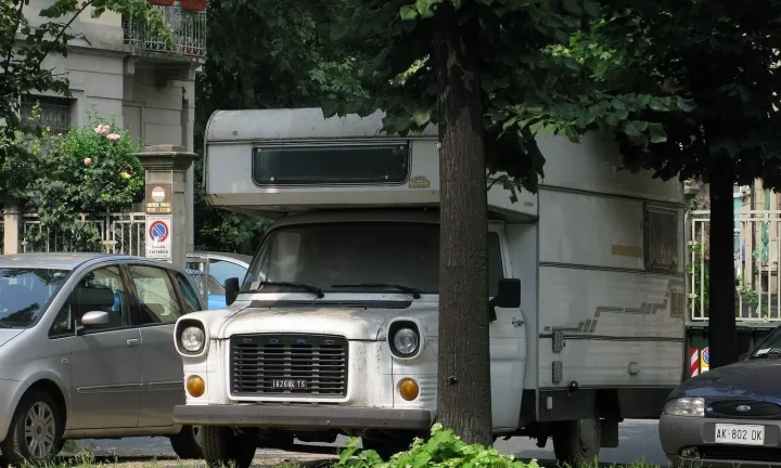 Camping-car réel photographié sur la route ou en stationnement pour « Accessoires pour Animaux de Compagnie en Camping-Car : Voyagez avec vos Fidèles Amis »