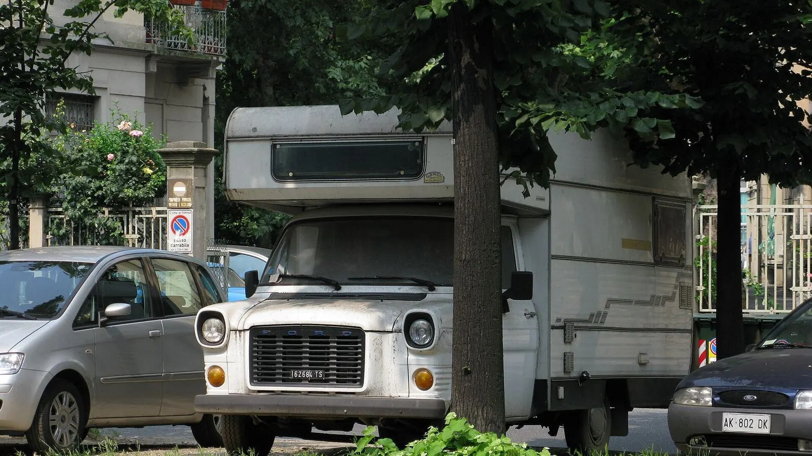 Camping-car réel photographié sur la route ou en stationnement pour « Accessoires pour Animaux de Compagnie en Camping-Car : Voyagez avec vos Fidèles Amis »