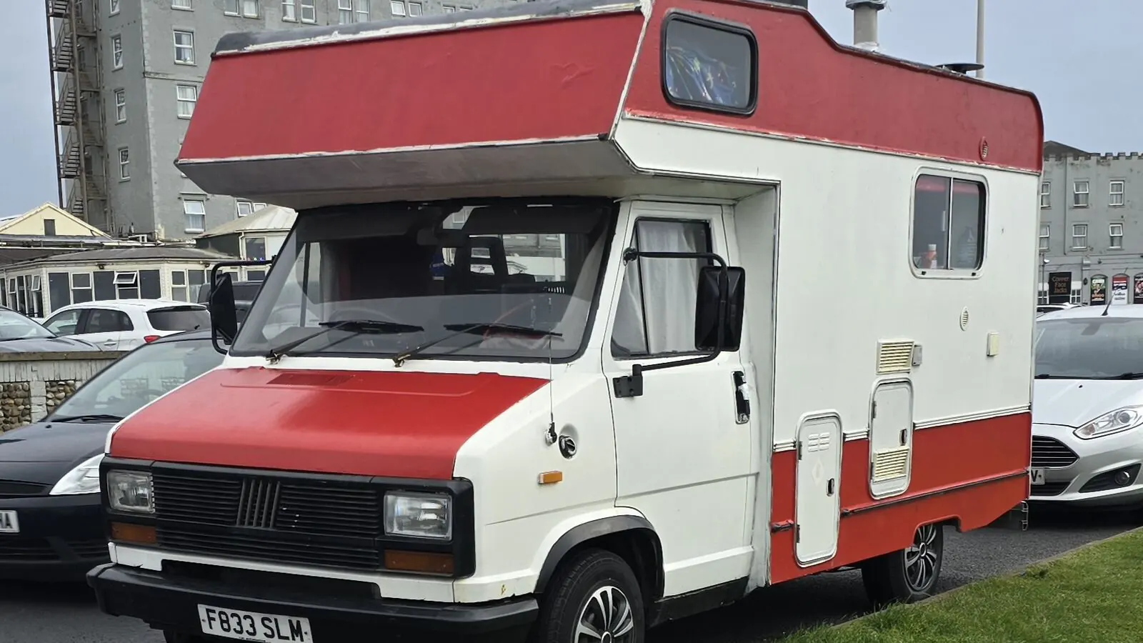 Camping-car réel photographié sur la route ou en stationnement pour « Accessoires et Équipements pour Camping-car »