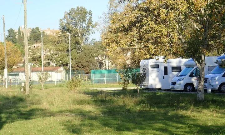 Camping-car réel photographié sur la route ou en stationnement pour « Accessoires indispensables pour un nouveau camping-car en Belgique »
