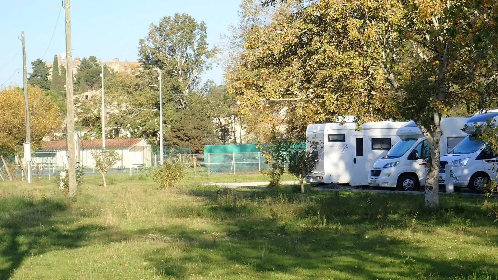 Camping-car réel photographié sur la route ou en stationnement pour « Accessoires indispensables pour un nouveau camping-car en Belgique »