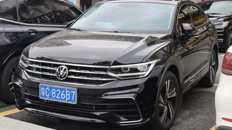 Voiture réelle photographiée en extérieur pour « Accidents passés: Comment l’historique du véhicule révèle les dommages cachés »