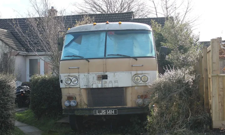 Camping-car réel photographié sur la route ou en stationnement pour « Achat et Vente de Camping-cars en Belgique »