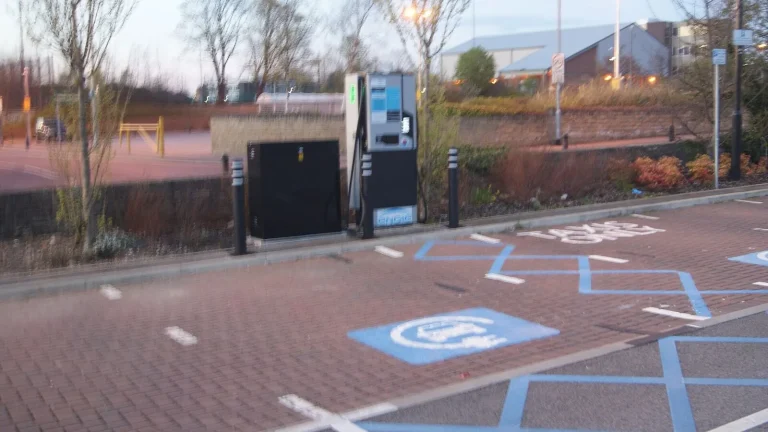 Voiture électrique réelle photographiée en extérieur pour « Acheter une voiture neuve en France et l’importer en Belgique : Le guide »