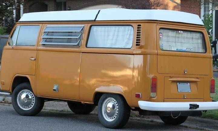 Camping-car réel photographié sur la route ou en stationnement pour « Acheter ou Louer un Camping-car en Belgique : Conseils de la Communauté pour Bien Choisir »