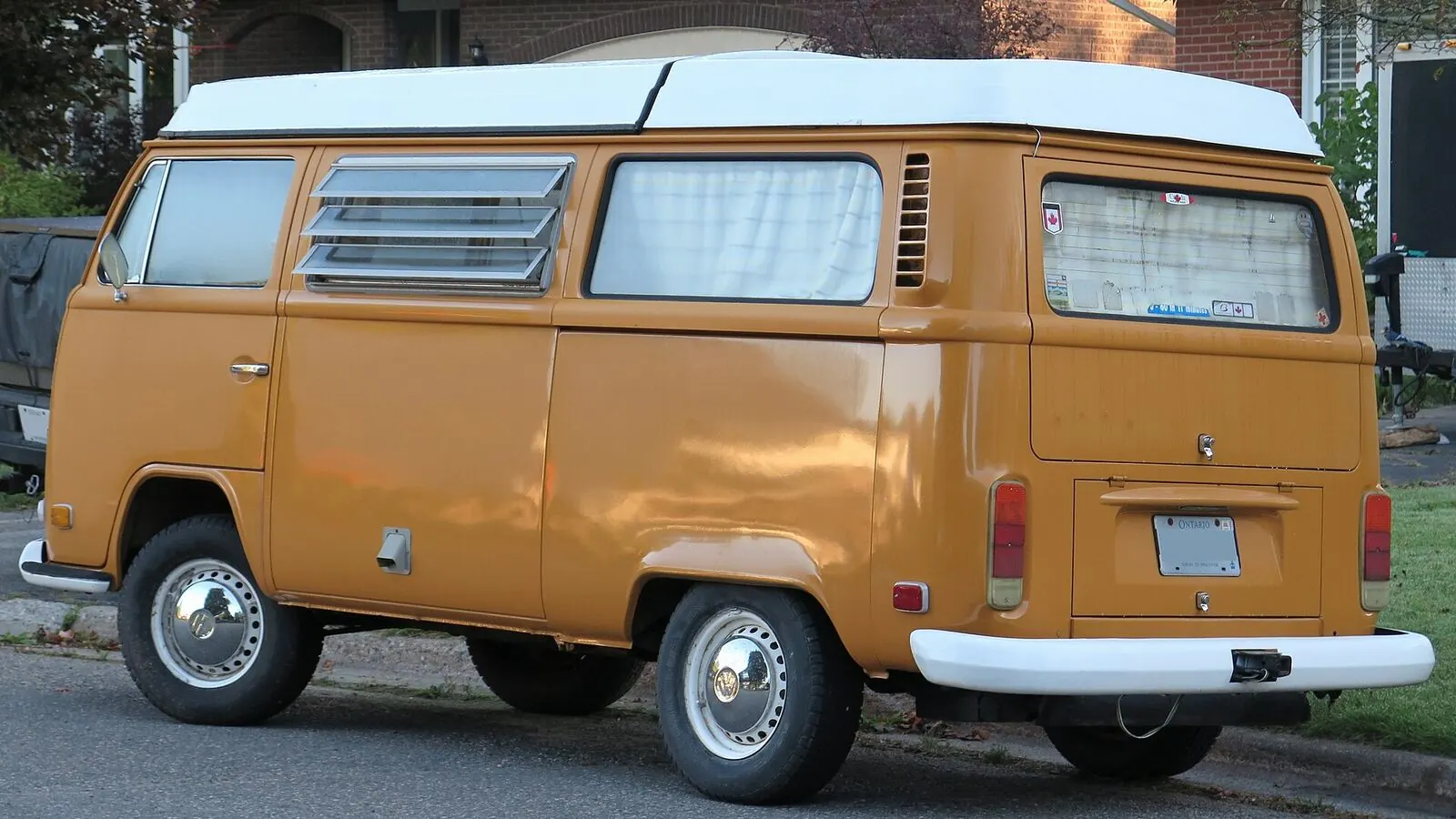 Camping-car réel photographié sur la route ou en stationnement pour « Acheter ou Louer un Camping-car en Belgique : Conseils de la Communauté pour Bien Choisir »
