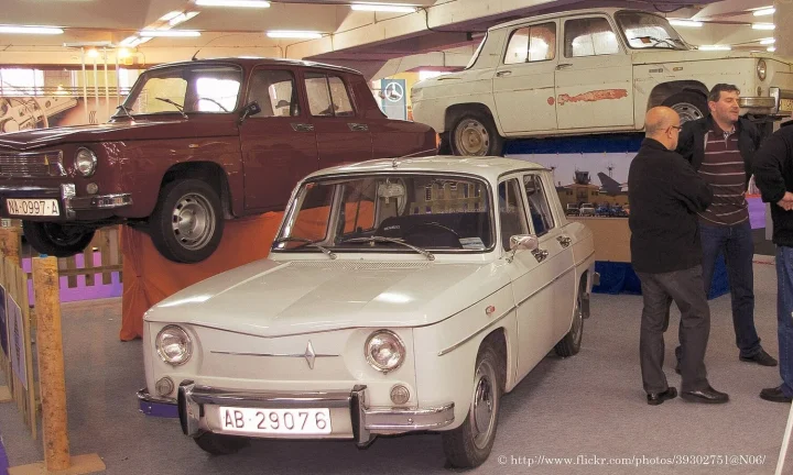Voiture réelle photographiée en extérieur pour « Acheter une voiture chez un garage ou un particulier »
