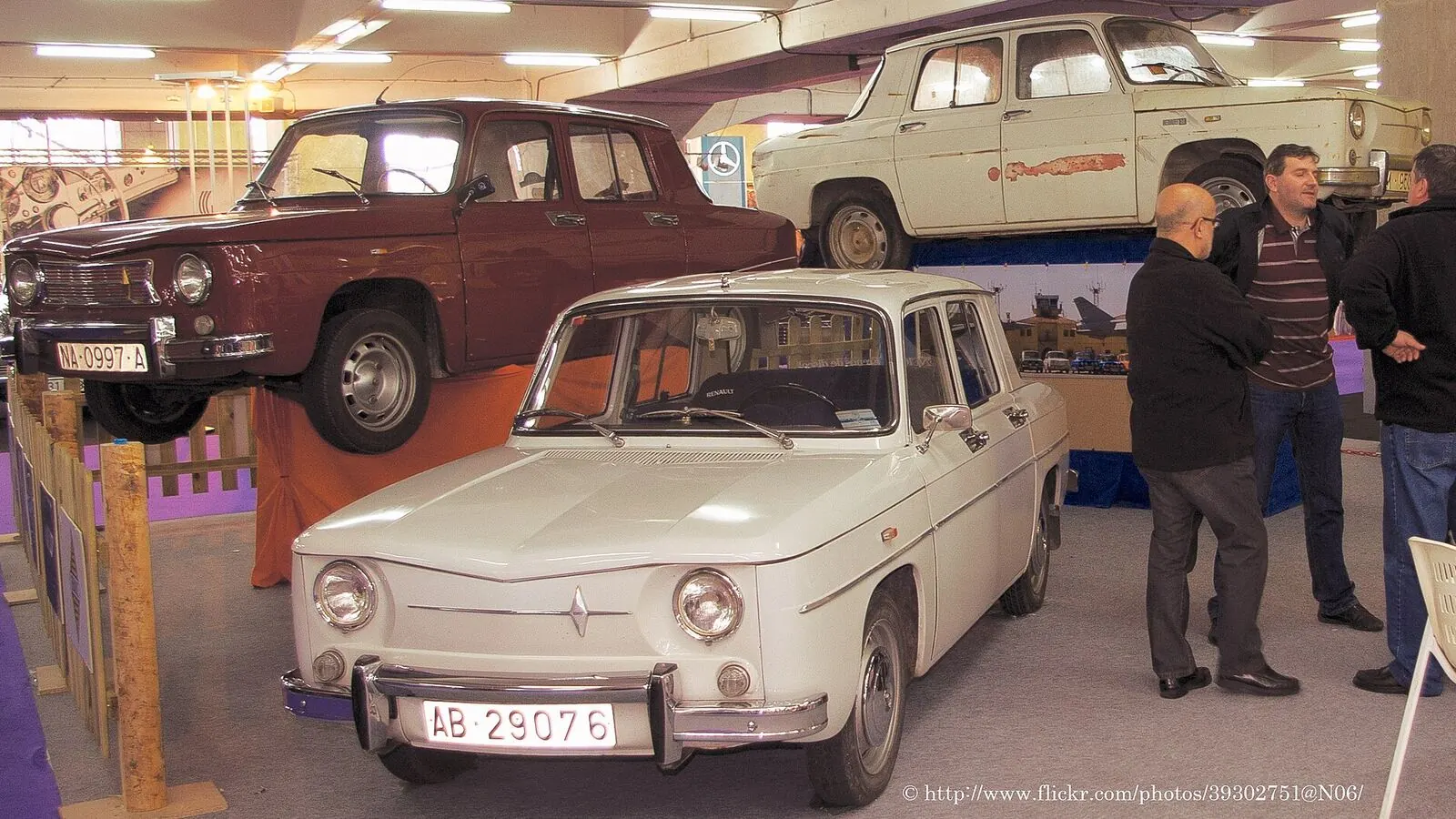 Voiture réelle photographiée en extérieur pour « Acheter une voiture chez un garage ou un particulier »