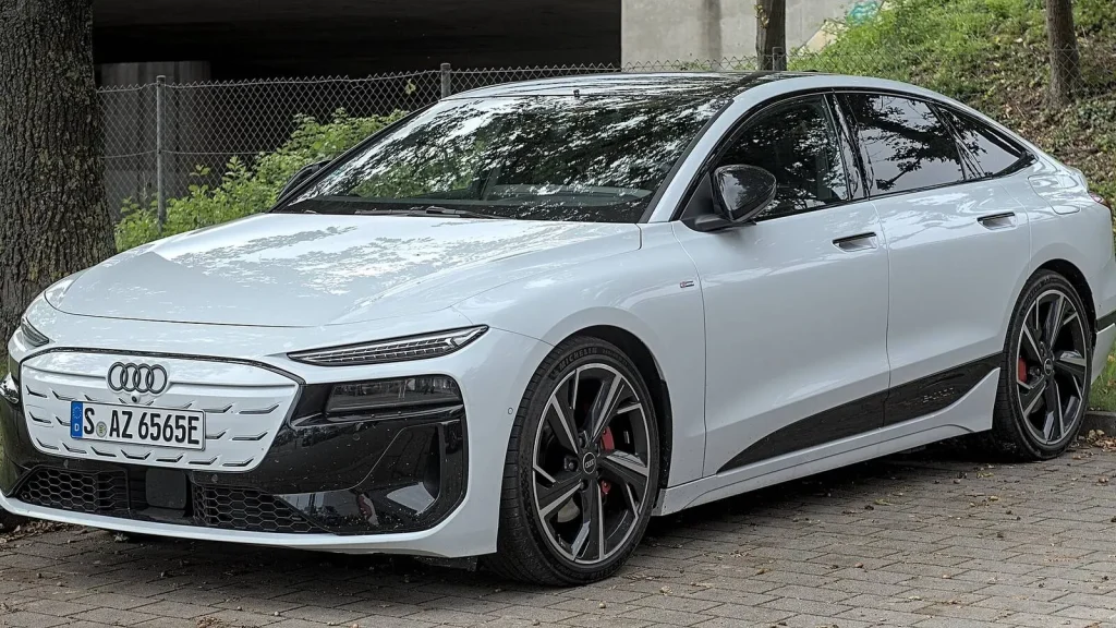 Voiture électrique réelle photographiée en extérieur pour « Acheter une voiture neuve en Belgique : étapes, budget et livraison »