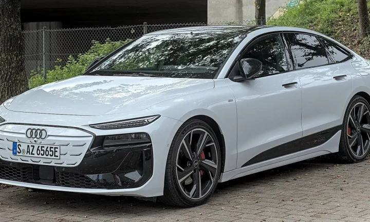 Voiture électrique réelle photographiée en extérieur pour « Acheter une voiture neuve en Belgique : étapes, budget et livraison »