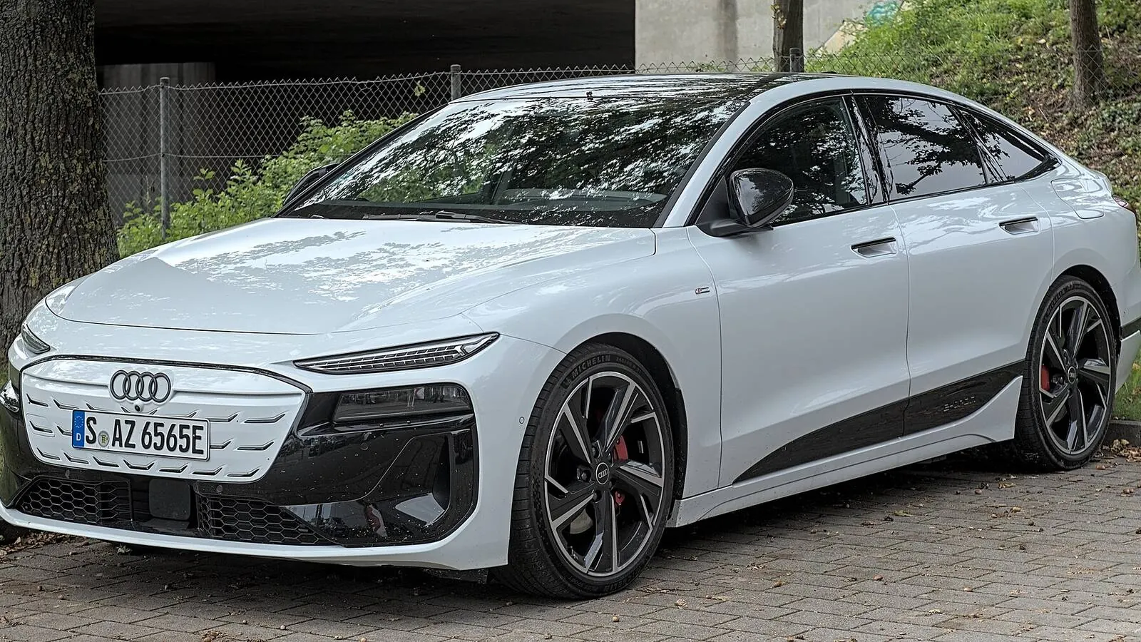 Voiture électrique réelle photographiée en extérieur pour « Acheter une voiture neuve en Belgique : étapes, budget et livraison »