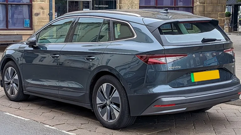 Voiture électrique réelle photographiée en extérieur pour « Acheter une voiture électrique d’occasion en Belgique : Conseils et pièges »