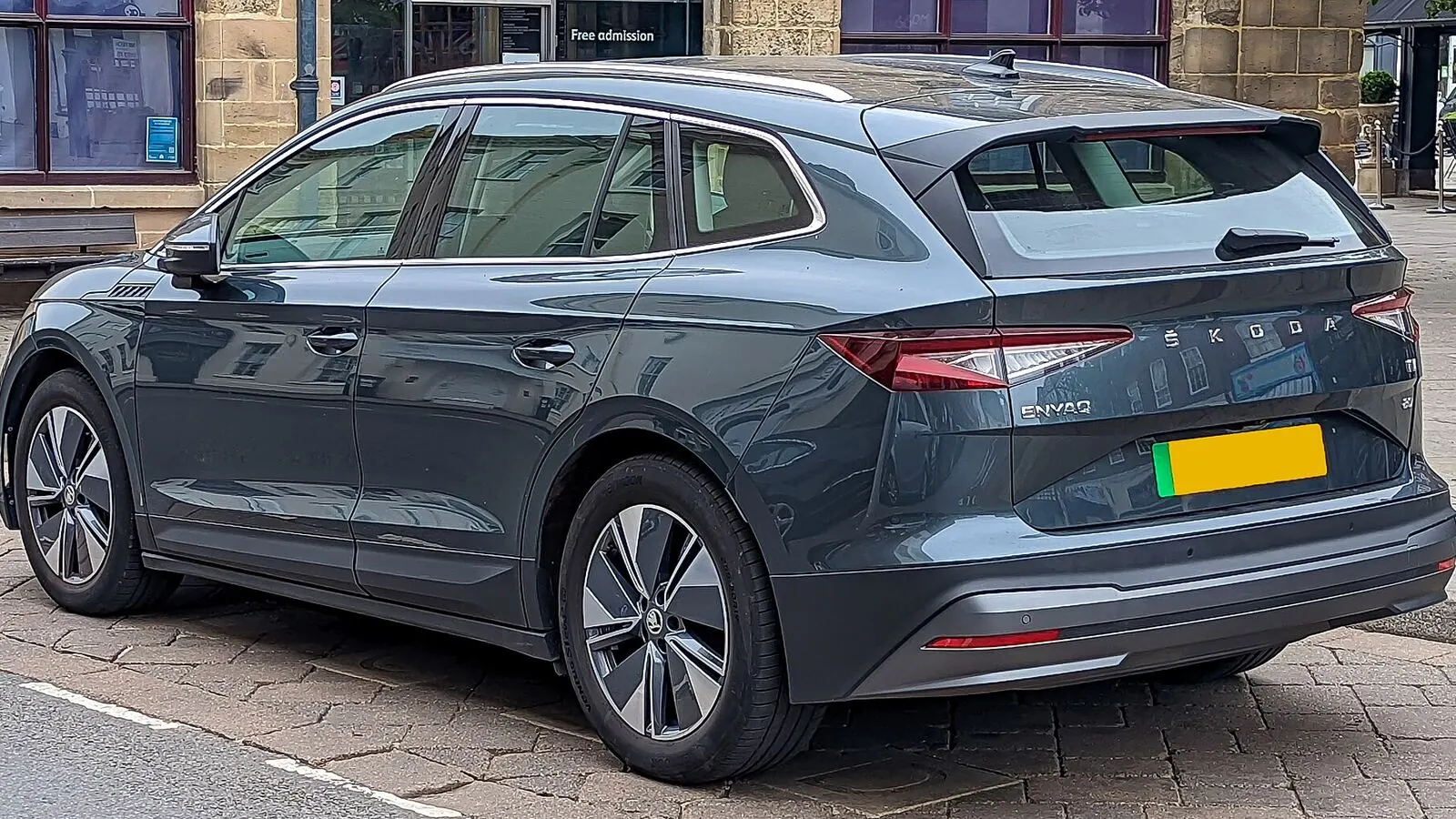 Voiture électrique réelle photographiée en extérieur pour « Acheter une voiture électrique d’occasion en Belgique : Conseils et pièges »