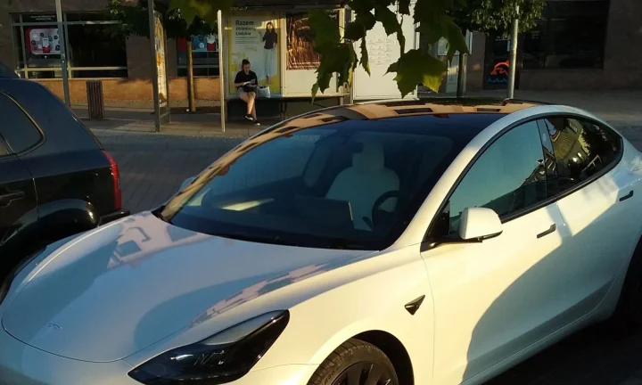 Voiture électrique réelle photographiée en extérieur pour « Acheter une voiture électrique d’occasion en Belgique : Le guide complet »