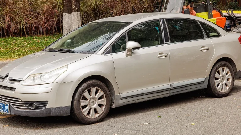 Voiture réelle photographiée en extérieur pour « Acheter une voiture d’occasion importée : les formalités spécifiques en Belgique »