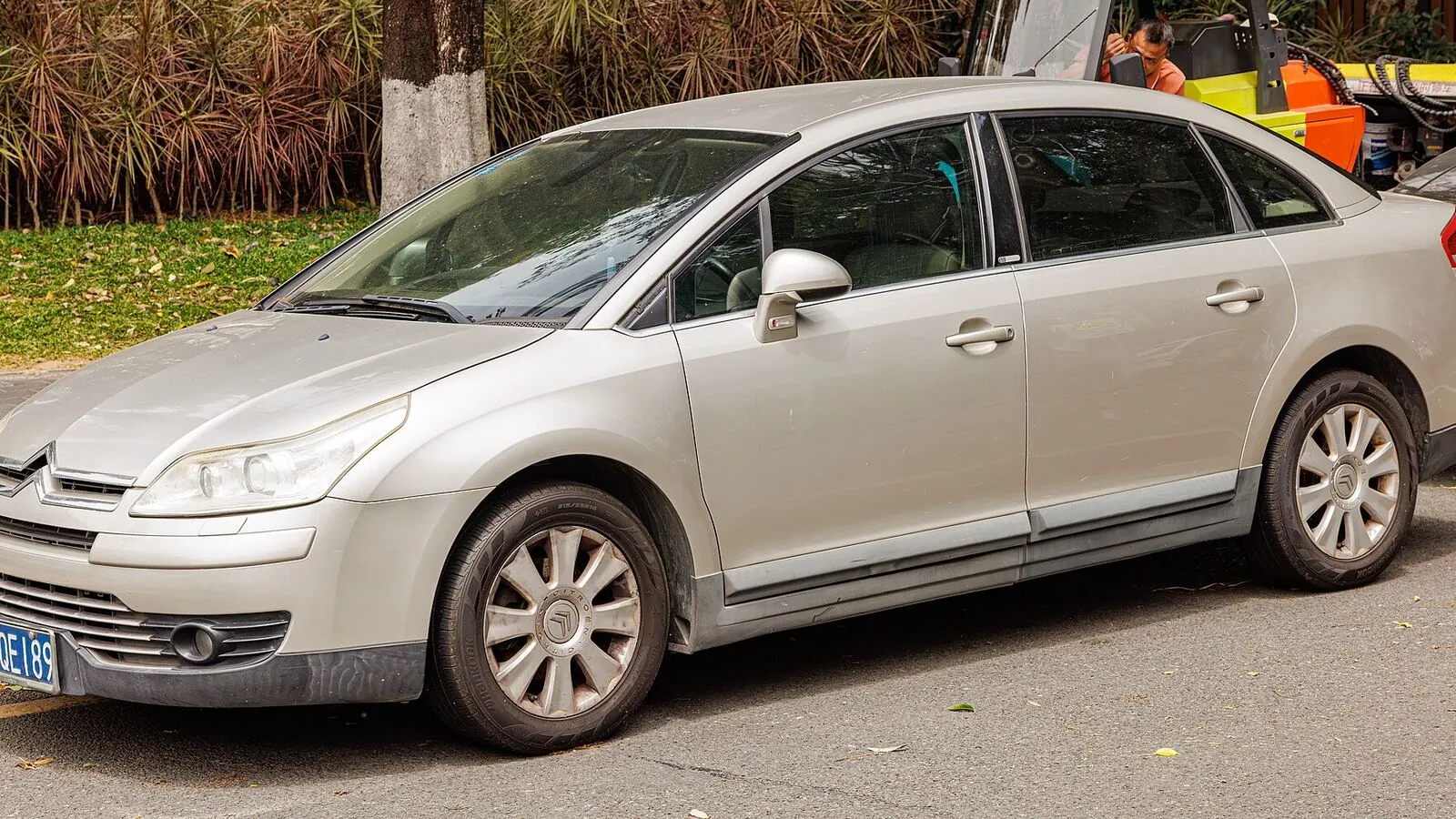 Voiture réelle photographiée en extérieur pour « Acheter une voiture d’occasion importée : les formalités spécifiques en Belgique »