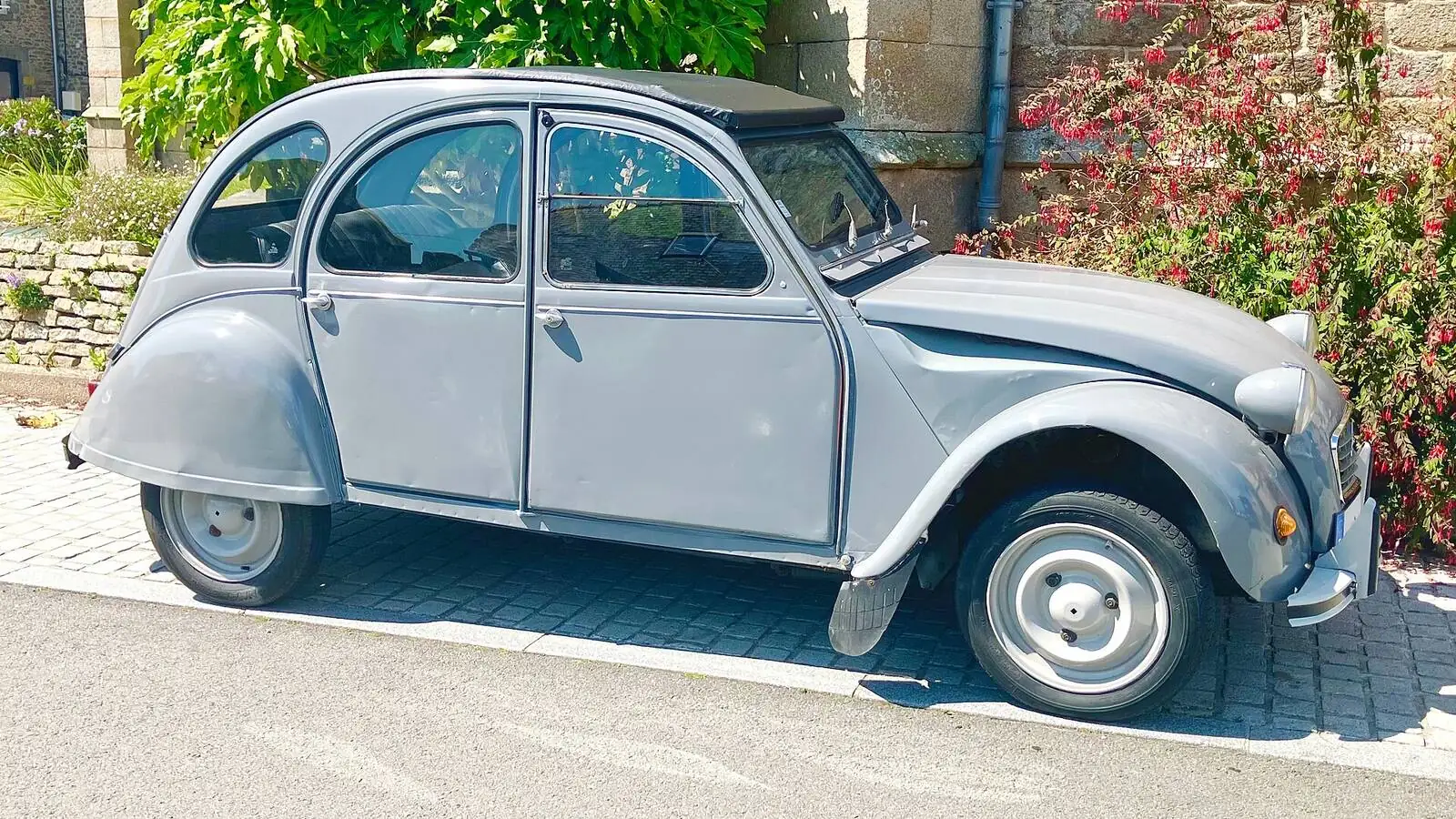 Voiture réelle photographiée en extérieur pour « Acheter une voiture d’occasion à un particulier : précautions et risques juridiques »