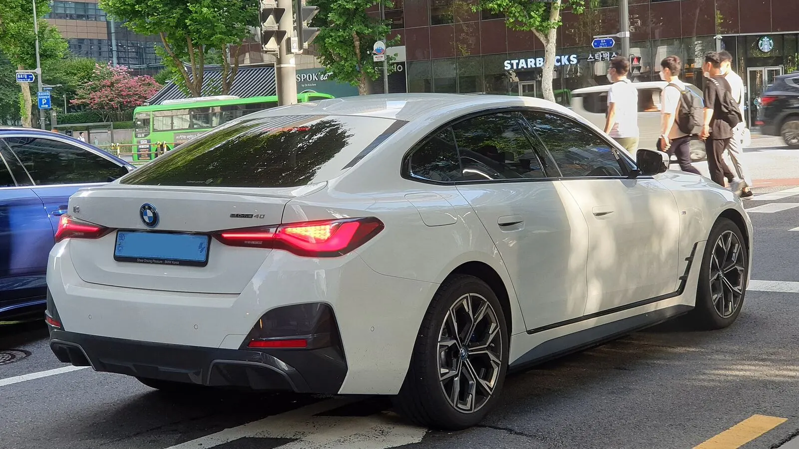 Voiture électrique réelle photographiée en extérieur pour « Actualités du Marché VE Belge »
